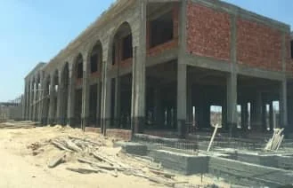هيكل خرساني وطوب أحمر قيد الإنشاء