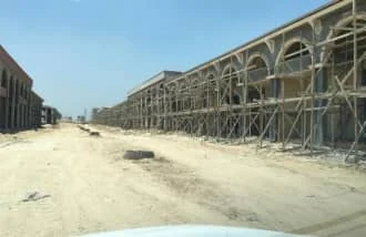 ممر طويل وواجهات مبانٍ قيد التجهيز